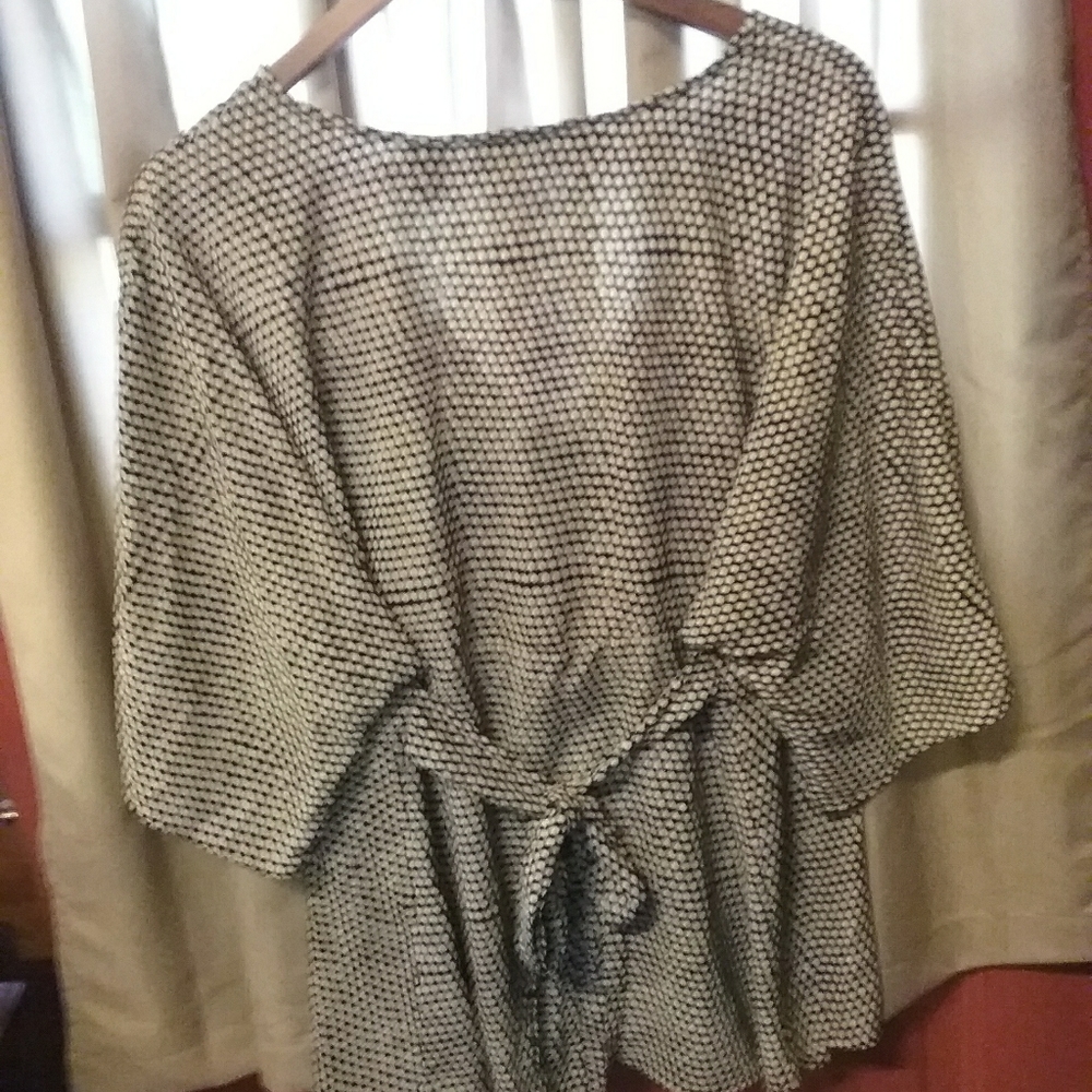 🌹Kimono sleeve top with tie back - Picture 2 of 5
